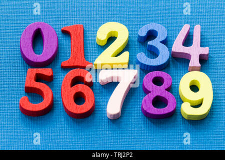 De nombreux numéros colorés sur fond bleu. mathemanics facile concept Banque D'Images