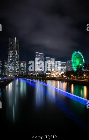 Minato Mirai nightview avec l'éclairage et de réflexion. Orientation Portrait. Banque D'Images