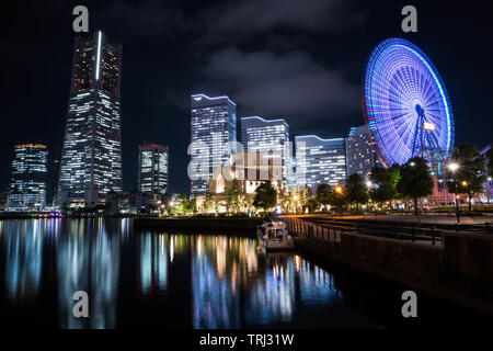 Minato Mirai nightview avec l'éclairage et de réflexion. L'orientation paysage. Banque D'Images