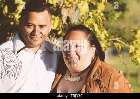 Portrait d'un couple à l'extérieur prises Maori Banque D'Images