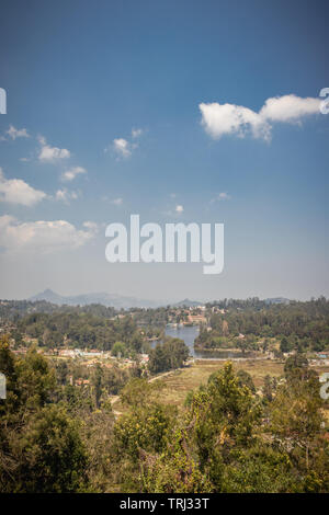 C'est la partie supérieure avec vue sur le lac et forêt verte et bleu ciel. Cette image est prise à kodaikanal tamilnadu inde. Banque D'Images