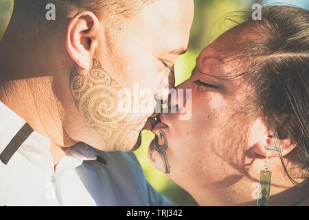 Portrait d'un couple à l'extérieur prises Maori Banque D'Images