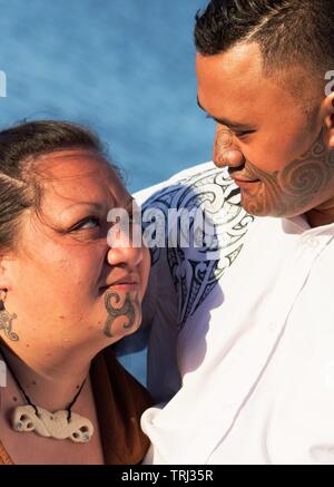 Portrait d'un couple à l'extérieur prises Maori Banque D'Images