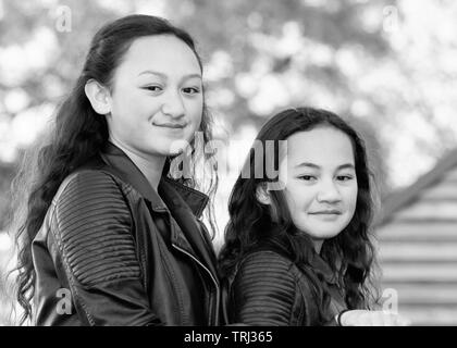 Portrait de deux jeunes sœurs Maori pris à l'extérieur dans un parc. Banque D'Images