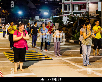 Singapour, 18 mai 2019 - Les dévots effectuer les trois étapes un rituel à Bow Hill lumineux temple (Kong Meng San) sur la Journée du Vesak. Banque D'Images