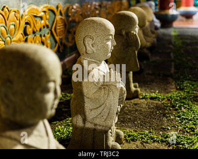 Singapour, 18 mai 2019 - Close-up vue latérale d'une ligne de Pierre le moine bouddhiste de statues dans le temple sur la Colline lumineuse Journée du Vesak Banque D'Images