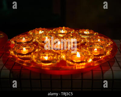 Singapour, 18 mai 2019 - Close up of Buddhist lampes à huile pendant les célébrations du Vesak à Bright temple Hill. Banque D'Images