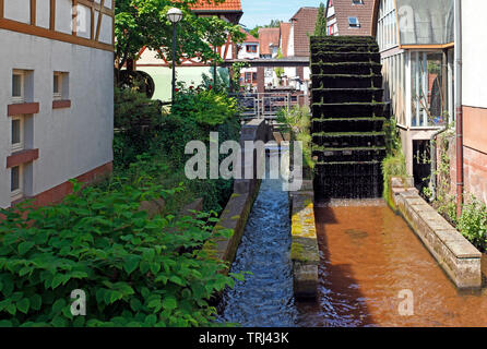 Moulin à eau historique à la vieille ville, flux Queich de Annweiler am Trifels, Rhénanie-Palatinat, Allemagne Banque D'Images