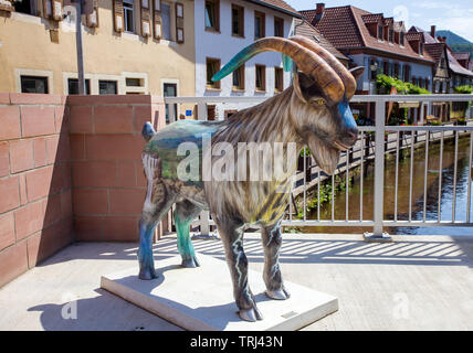 Ramgoat figure à la Queich stream, vieille ville de Annweiler am Trifels, Rhénanie-Palatinat, Allemagne Banque D'Images