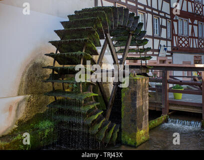 Moulin à eau historique à la vieille ville, flux Queich de Annweiler am Trifels, Rhénanie-Palatinat, Allemagne Banque D'Images