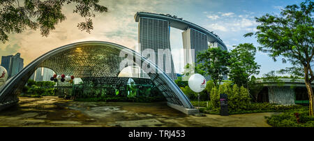 Singapour - 30 avril, 2019 : Bayfront Plaza à Gardens by the Bay est un nouvel espace floral qui se trouve fantastique. Marina Bay Sands dans la toile. Banque D'Images