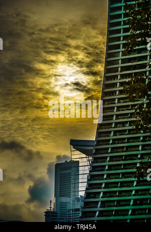 Singapour - 30 avril, 2019 : le coucher du soleil avec une partie de Marina Bay Sands vue de jardins au bord de la baie. Banque D'Images