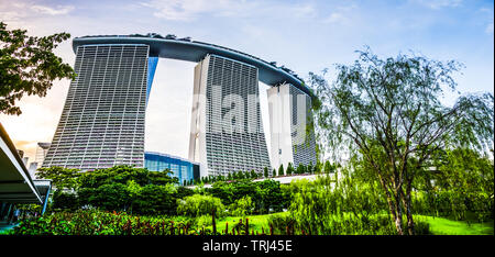 Singapour - 30 Avril 2019 : Sortie à côté de MRT Bayfront Fantaisie florale, avec Marina Bay Sands dans la toile. Fantasy floral est la dernière attraction Banque D'Images