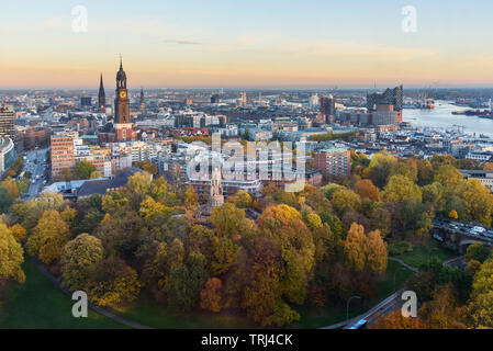 Avis de Hambourg, avec Michel, port, et Nouveau Elbphilharmony sur le coucher du soleil en automne. Allemagne Banque D'Images