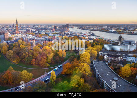 Avis de Hambourg, avec Michel, port, et Nouveau Elbphilharmony sur le coucher du soleil en automne. Allemagne Banque D'Images