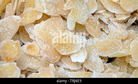 Gros plan du gingembre séché enrobé de sucre. Banque D'Images