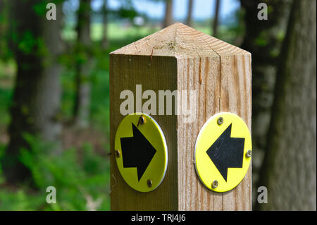 Way-point poster montrant deux flèches perpendiculaires à confusion Banque D'Images