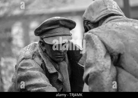 Trêve de Noël statue 'tous ensemble' par Andrew Edwards, commémorant la PREMIÈRE GUERRE MONDIALE, la trêve de Noël et match de football, au St Luke's Church, Liverpool Banque D'Images