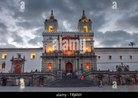 Crépuscule vue sur l'église et monastère de San Francisco de Quito, la capitale de l'Équateur de la place de la ville portant le même nom. Banque D'Images