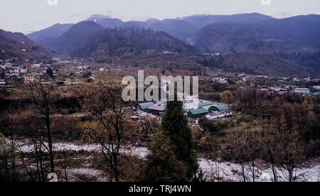 Lachung,Panorama,la vallée de la rivière Lachung ,,passant,PAR,militaires,cantonment,montagne,champs cultivés,le nord du Sikkim, Inde. Banque D'Images