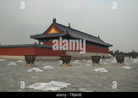 Beijing Chine, rangée de plaques de bronze au Temple du ciel entouré de petits tas de neige Banque D'Images