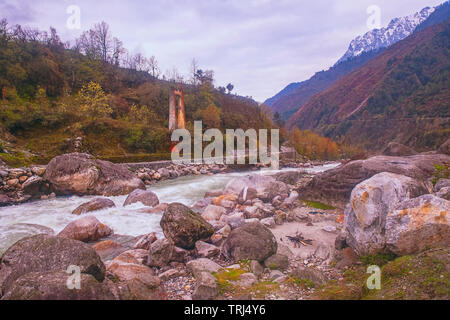 Panorama,de Lachung chu(rivière),qui,PAR,rock,rochers,PAR,Lachung valley,le nord du Sikkim, Inde. Banque D'Images