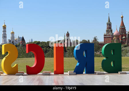 Lettres du pays BRIC installés dans l'arrière-plan de Zaryadye park sur le Kremlin de Moscou. Association du Brésil, Russie, Inde, Chine et Afrique du Sud Banque D'Images