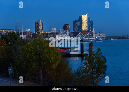 Hambourg, Allemagne - 07 novembre 2018 : vue sur le port et la nouvelle la nuit Elbphilharmony Banque D'Images
