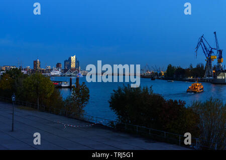 Hambourg, Allemagne - 07 novembre 2018 : vue sur le port et la nouvelle la nuit Elbphilharmony Banque D'Images