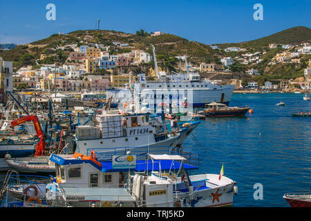 Sperlonga, ITALIE - 16 septembre 2018 : vue sur petit port de l'île de Ponza en Latium dans la saison d'été Banque D'Images