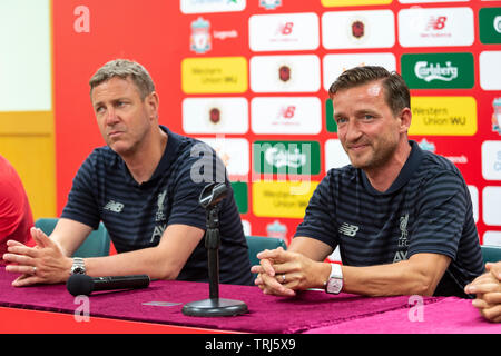 Conférence de presse avant le match contre Liverpool FC Légendes Légendes Borussia Dortmund au Hong Kong Stadium, Vladimir Smicer (R) et Stéphane Banque D'Images