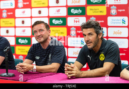 Conférence de presse avant le match contre Liverpool FC Légendes Légendes Borussia Dortmund au Hong Kong Stadium, Vladimir Smicer (L) et Stéphane Banque D'Images