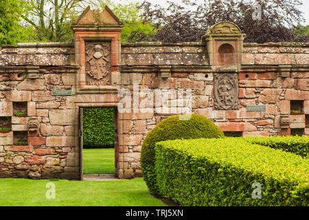 Conakry Château, Angus, Scotland. Élaborer le jardin clos a été créé en 1604. Les bras (au-dessus de la porte du jardin) de Sir David Lindsay et son deuxième Banque D'Images