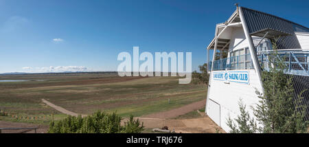 Mai 2019 Keepit Barrage, Gunnedah, Australie : avec le barrage de 0,6 % de sa capacité le club nautique local est normal et à des zones de lancement sont élevés et secs. Banque D'Images