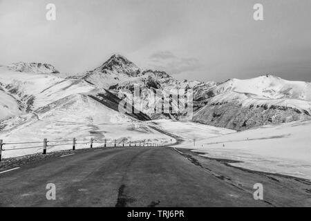 Route de montagne couverte de neige. Banque D'Images