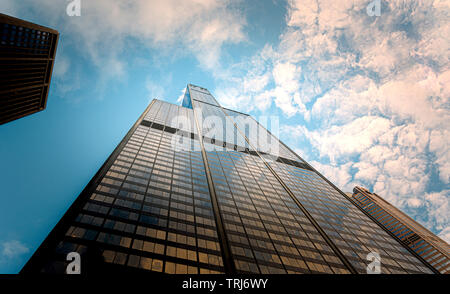 Chicago, IL, USA, Octobre 2016 : Vue de dessous de la Willis Tower. Aussi connu sous le nom de Sears Tower, c'est un gratte-ciel de Chicago, Illinois. C'était la ta Banque D'Images