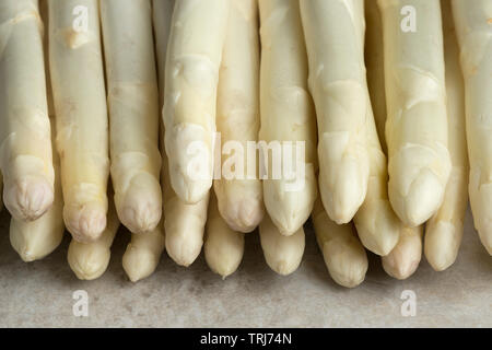 Tas de pointes d'asperges blanches pelées close up Banque D'Images