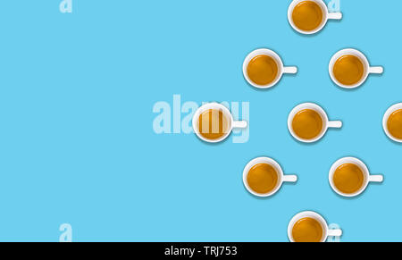 Motif minimaliste avec une vue de dessus d'un groupe de tasses à café sur un tableau bleu pastel. Photographie mise à plat Banque D'Images
