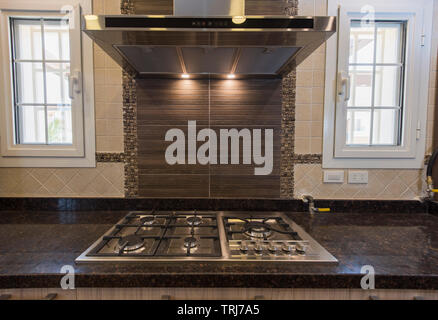 Décoration design d'intérieur montrant cuisine moderne cuisine cuisson appareil à ventilateur d'exposition dans un appartement de luxe Banque D'Images