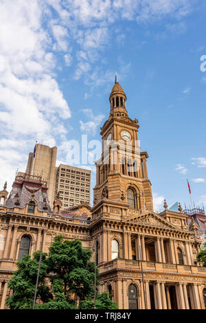 Le magnifique hôtel de ville de Sydney, Australie, contre le ciel bleu avec quelques nuages Banque D'Images