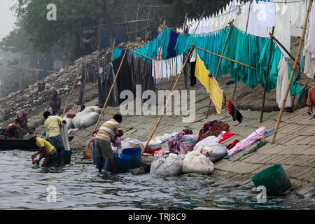 Des tabliers, des draps, des taies d'utilisé par les médecins et les patients à différents hôpitaux de Dacca sont régulièrement lavés dans la rivière polluée, Burhiganga t Banque D'Images