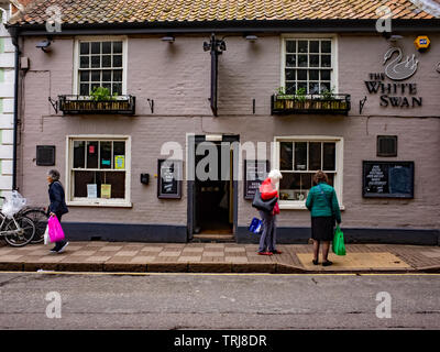 North Walsham, Norfolk, Royaume-Uni. 18 mai 2019. Photos de la rue franche - trois femmes, deux amis et un hasard vaquaient à leurs activités quotidiennes en dehors de la Cygne blanc public house, North Walsham Banque D'Images