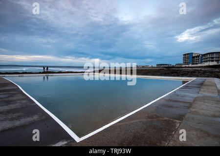 Crépuscule à la Roche piscine sur le front de mer à Westward Ho ! Dans la région de Devon, Angleterre Royaume-uni Banque D'Images