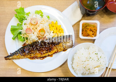 Saba grillé sauce de poisson avec du soja pour la santé des végétaux Banque D'Images