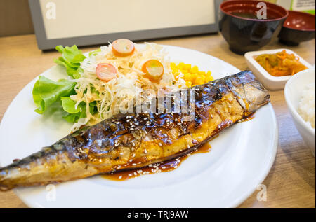 Saba grillé sauce de poisson avec du soja pour la santé des végétaux Banque D'Images