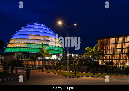RWANDA, Kigali, éclairé Convention Center / Rwanda, Kigali, Convention Center, Kongresszentrum mit Beleuchtung abendliche in den Farben der Nationalflagge, 156 Radisson Blu Hotel Banque D'Images