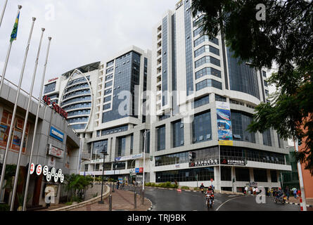 RWANDA, Kigali, centre-ville avec les banques et les compagnies d'assurance / Rwanda, Kigali, Stadtzentrum, Banken und Buero Versicherungstower Banque D'Images