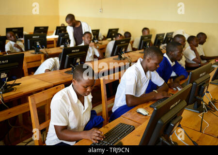 Le RWANDA, Butare, les enfants en classe d'informatique à l'école secondaire / RWANDA, Butare, Kinder in einer Sekundarschule, Ordinateur Klasse Banque D'Images