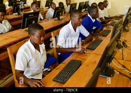 Le RWANDA, Butare, les enfants en classe d'informatique à l'école secondaire / RWANDA, Butare, Kinder in einer Sekundarschule, Ordinateur Klasse Banque D'Images