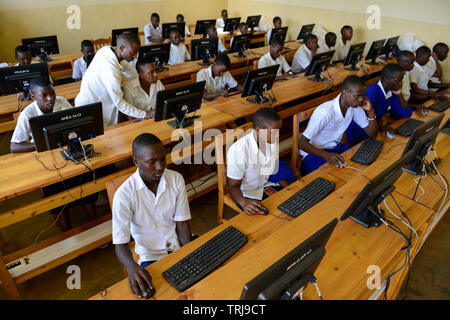 Le RWANDA, Butare, les enfants en classe d'informatique à l'école secondaire / RWANDA, Butare, Kinder in einer Sekundarschule, Ordinateur Klasse Banque D'Images